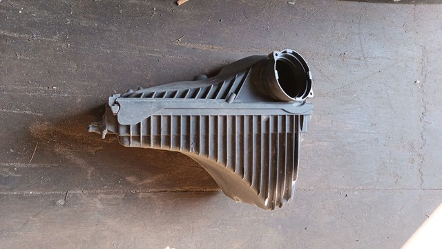 Корпус повітряного фільтра 7P6129607Q VAG