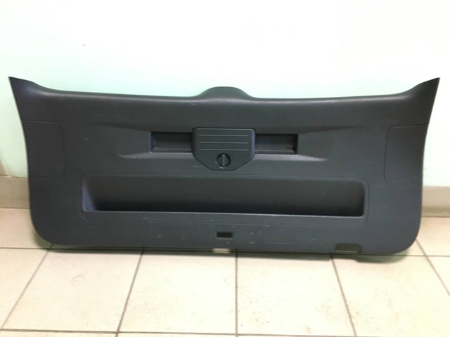 Пластик п'ятих дверей 7P6867601 VAG