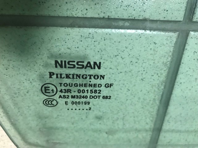 Скло передніх дверей, правих 80300JD000 NISSAN