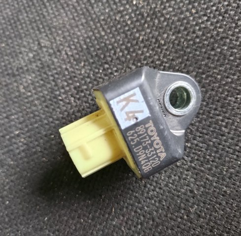 Датчик Ейрбег передній 8917333120 TOYOTA