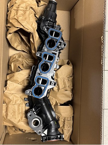 Колектор впускний 11618593972 BMW