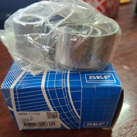 Натяжний ролик VKM71704 SKF