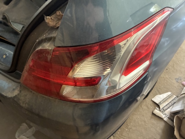 Рама заднього ліхтаря 9678542580 PEUGEOT