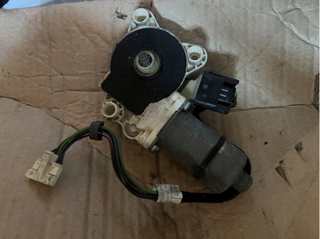 Мотор склопідйомника водійських дверей A2118202942 MERCEDES