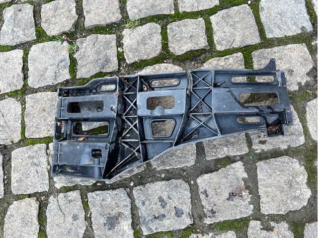 Напрямна заднього бампера, ліва A2218850163 MERCEDES