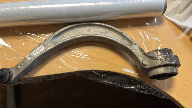Правий важіль передній нижній підвіски 8W0407696A VAG