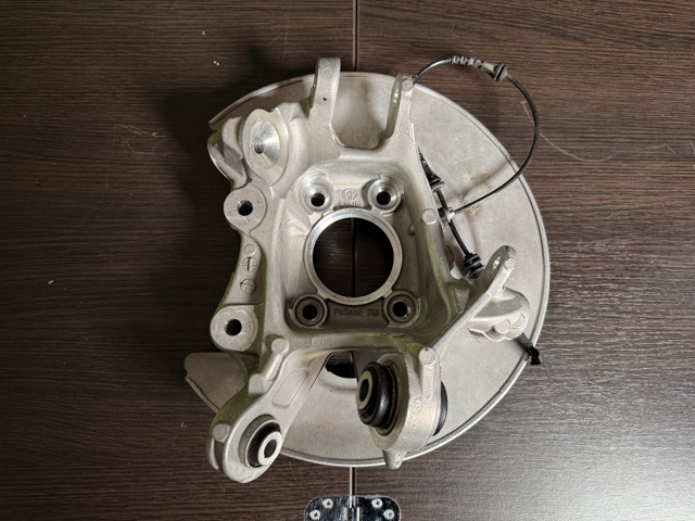 Кулак поворотний правий 33306898480 BMW