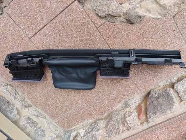 Решітка повітропровода ліва LJ8Z19893AH FORD