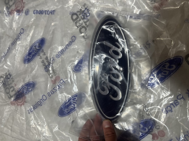 Фірмовий значок решітки радіатора 4L3415402A16AC FORD