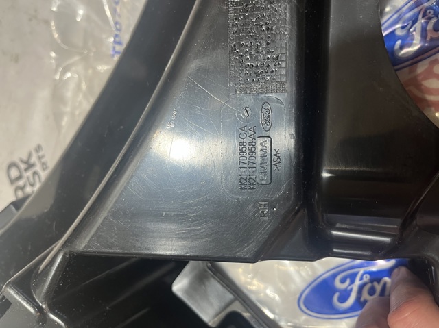 Кронштейн кріплення бампера переднього правий KK2117D958AA FORD