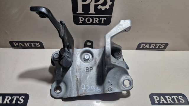 Кронштейн подушки (опори) двигуна, лівої 1230425010 TOYOTA