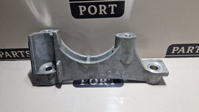 Кронштейн подушки (опори) двигуна, правої 12341F0010 TOYOTA