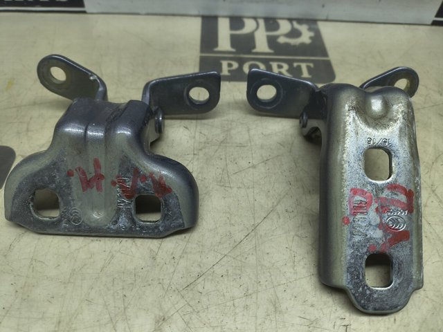 Петля задньої (двостулкової) двері, ліва верхня 13501713 GM