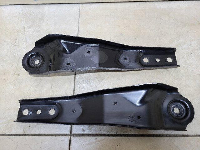 Кронштейн задньої балки 554526RR0A NISSAN