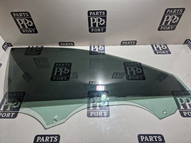 Скло пасажирських дверей 8W0845202 VAG