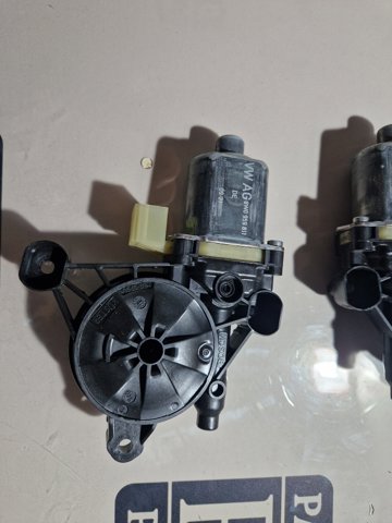 Моторчик склопідйомника двері задніх, лівих 8W0959811 VAG