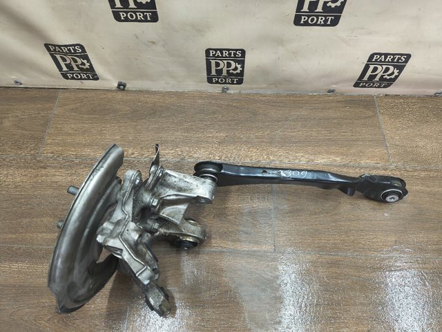 Кулак поворотний правий LK9Z5B758E FORD
