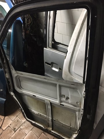 Дверка передня права A6387200505 MERCEDES