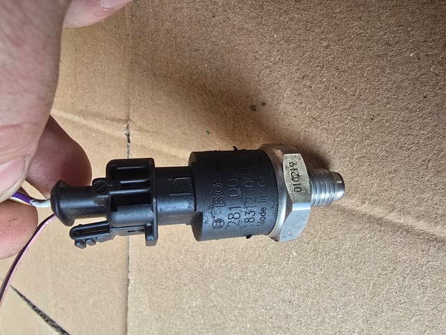 Датчик тиску палива 0281002405 BOSCH