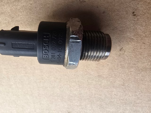 Регулятор тиску палива в паливній рейці 0281002720 BOSCH