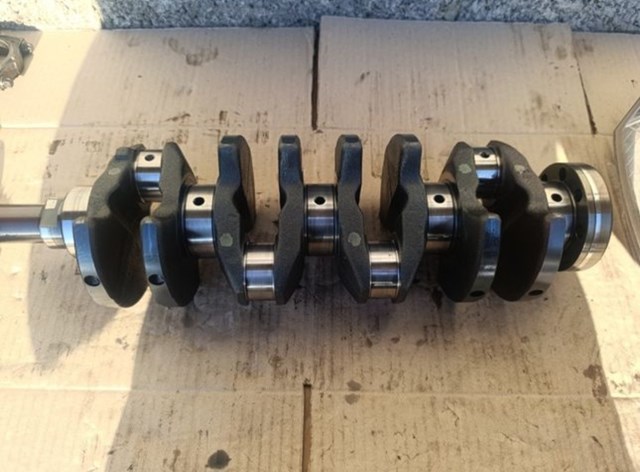 Колінвал двигуна 11212246590 BMW