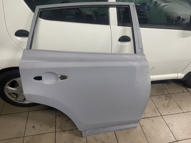 Двері пасажирські задні праві 6700342180 TOYOTA
