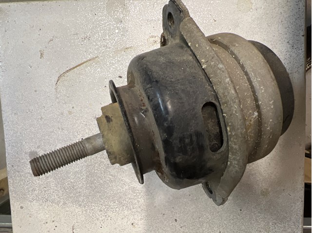 Подушка (опора) двигуна лів./прав. 7L6199131A VAG