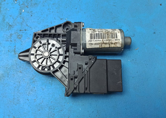 Мотор склопідйомника дверей задніх, правих 0130821696 BOSCH