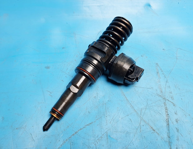 Форсунка дизельна в зборі, розпилювач + тримач 038130073AQ BOSCH