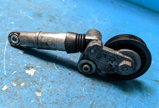 Натягувач приводного ременя 038145283A VAG