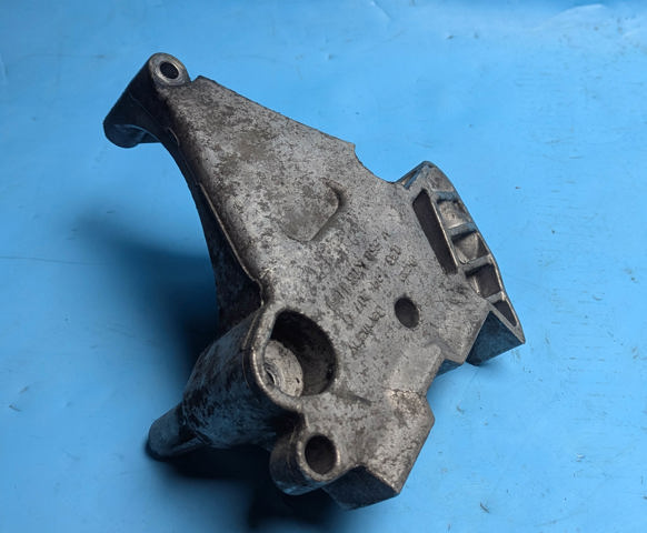 Кронштейн подушки (опори) двигуна, правої 03G199207G VAG