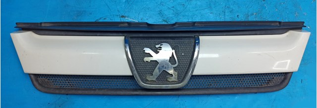 Решітка радіатора 1304703070 PEUGEOT