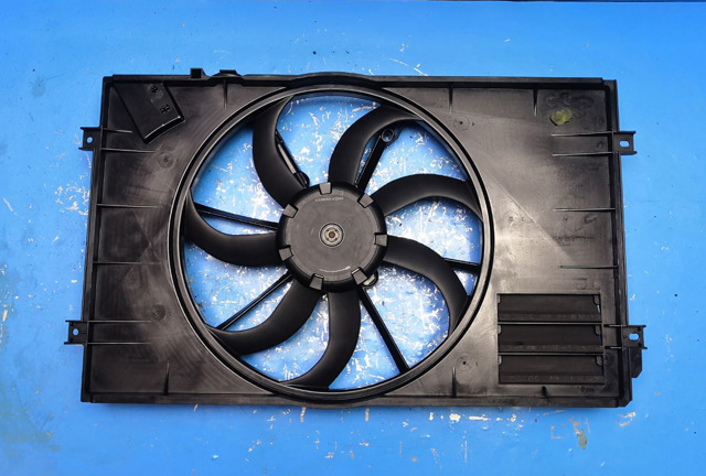 Кожух вентилятора 1K0121205AA VAG