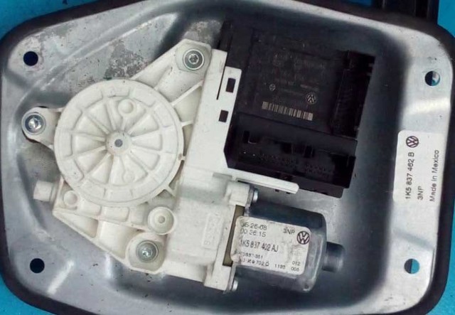 Двигун склопідіймача двері передньої, правої 1K0959792M VAG