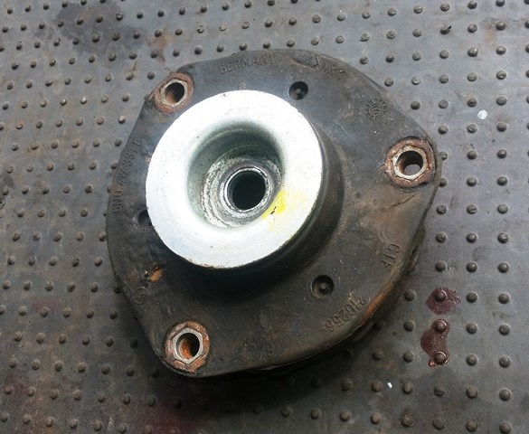 Кріплення переднього амортизатора Volkswagen Polo 4