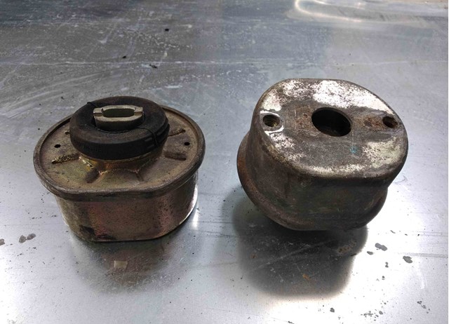 Подушка (опора) двигуна лів./прав. 701199201H VAG