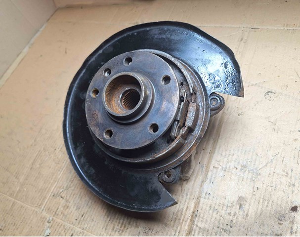 Цапфа поворотна ліва 7L6505435A VAG