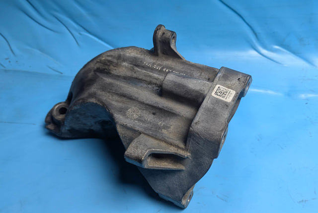 Кронштейн подушки (опори) двигуна, лівої A6512230004 MERCEDES