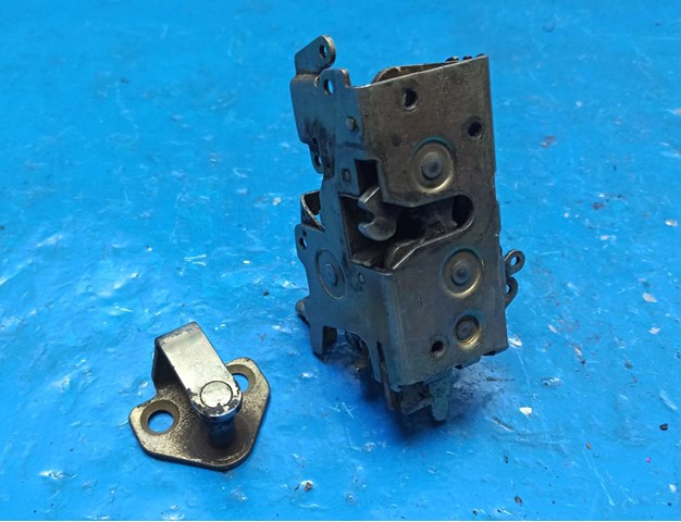 Замок водійських дверей A9017200135 MERCEDES
