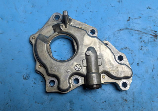 Масляний насос двигуна ZJ0114100 MAZDA