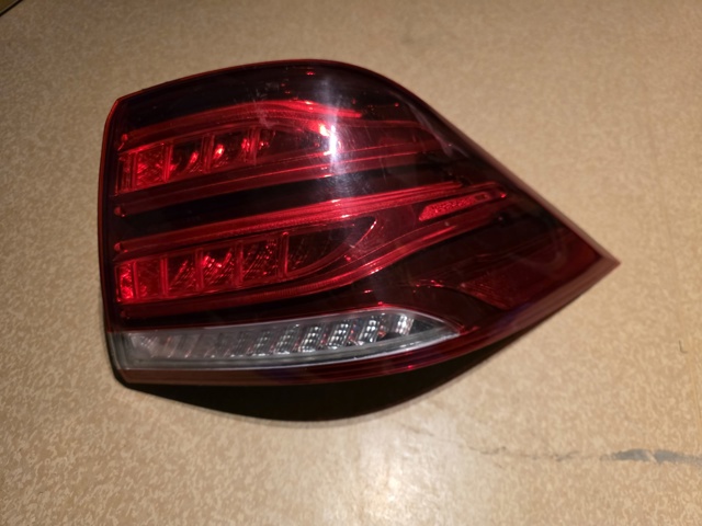 Задній правий зовнішній ліхтар A1669065601 MERCEDES