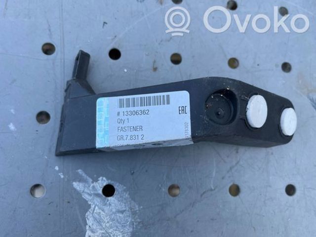 Лівий кронштейн заднього бампера 13306362 OPEL