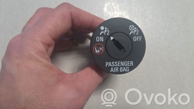 Кнопка відключення подушок безпеки AIRBAG 13577258 OPEL