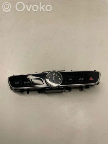 Годинники в салон, на панелі 2138272000 MERCEDES