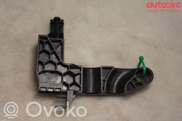 Кронштейн радіатора правий 31686407 VOLVO