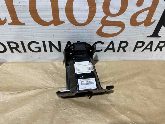 Кронштейн підсилювача переднього бампера 5701302190 TOYOTA