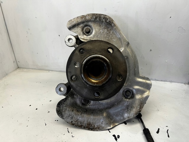Цапфа поворотна права 6852160 BMW