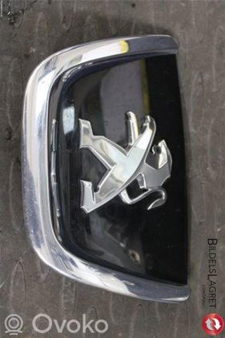 Емблема переднього бампера 7810AN PEUGEOT