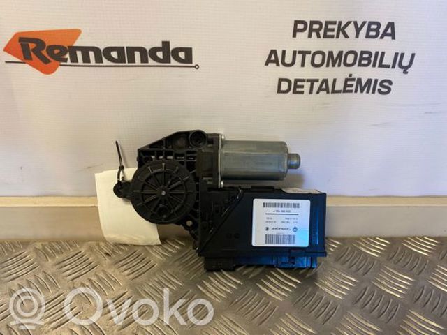 Двигун стеклопод'емника двері задньої, правої 7L0959704D VAG