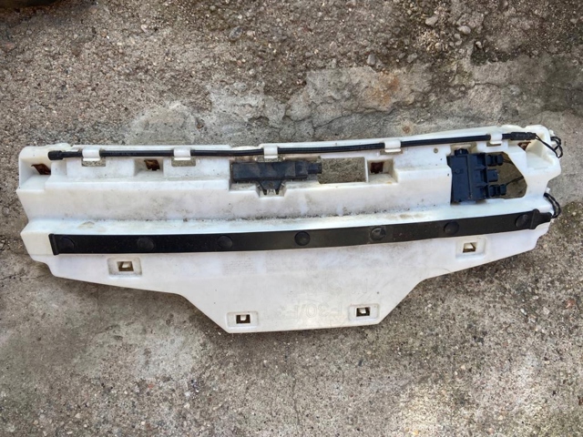 Кронштейн бампера заднього, центральний 8054200 BMW